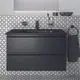 Schwarze Wandhalterung für ein Bad mit einem minimalistischen Waschbecken und einer dekorativen Fliesenwand in Grau. Ideal Standard Badezimmerausstattung.